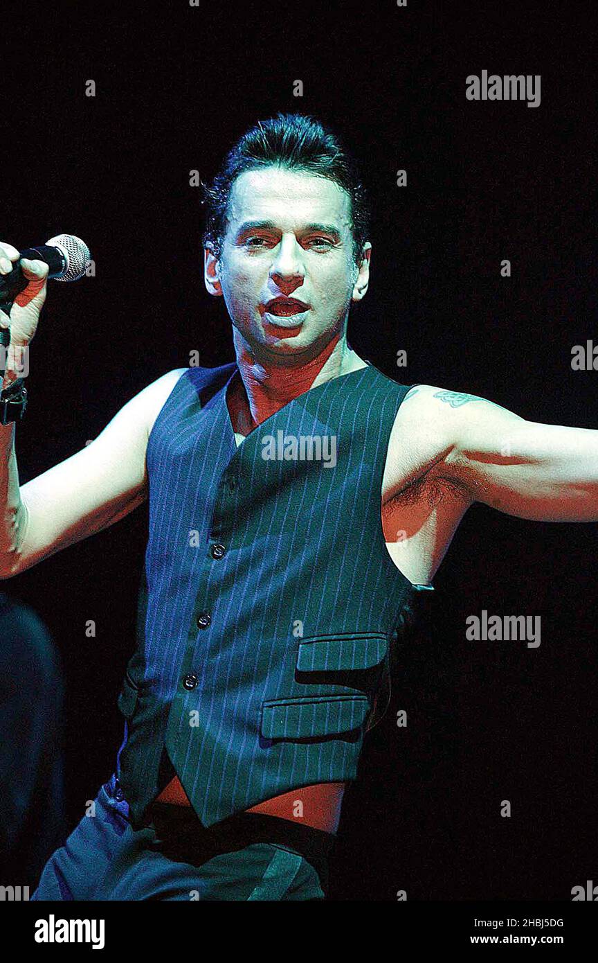 Dave Gahan di Depeche Mode si esibisce dal vivo sul palco solista  all'Hammersmith Apollo di Londra Foto stock - Alamy