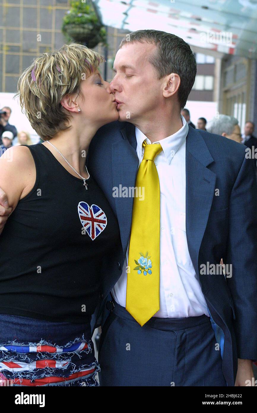 Frank Skinner e la ragazza al Mirror Pride of Britain Awards all'Hilton on Park Lane, Londra. Foto Stock