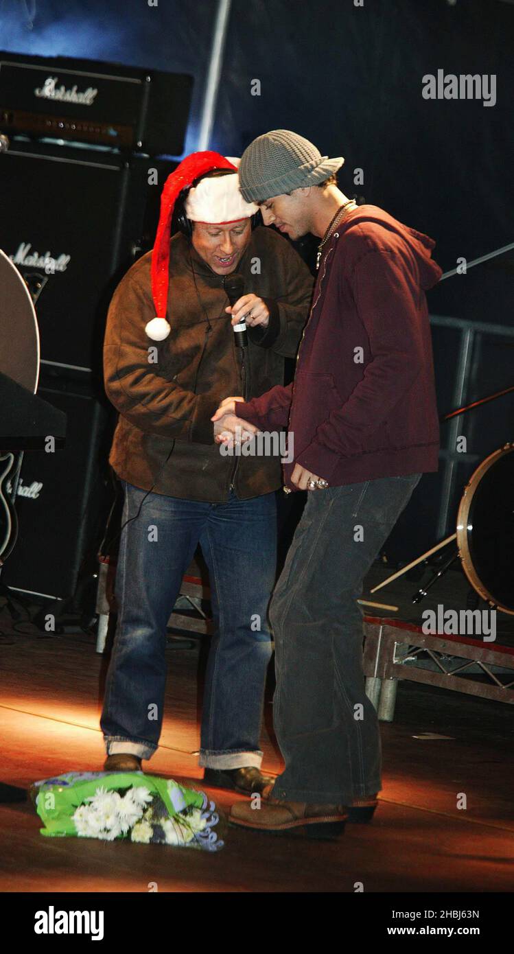 Dr Fox con Enrique Iglesias, Latino pop Sensation, mentre si esibisce dal vivo e accende le luci di Natale a John Lewis, Oxford Street, Londra. Enrique suona tracce Escape e addicted. Foto Stock