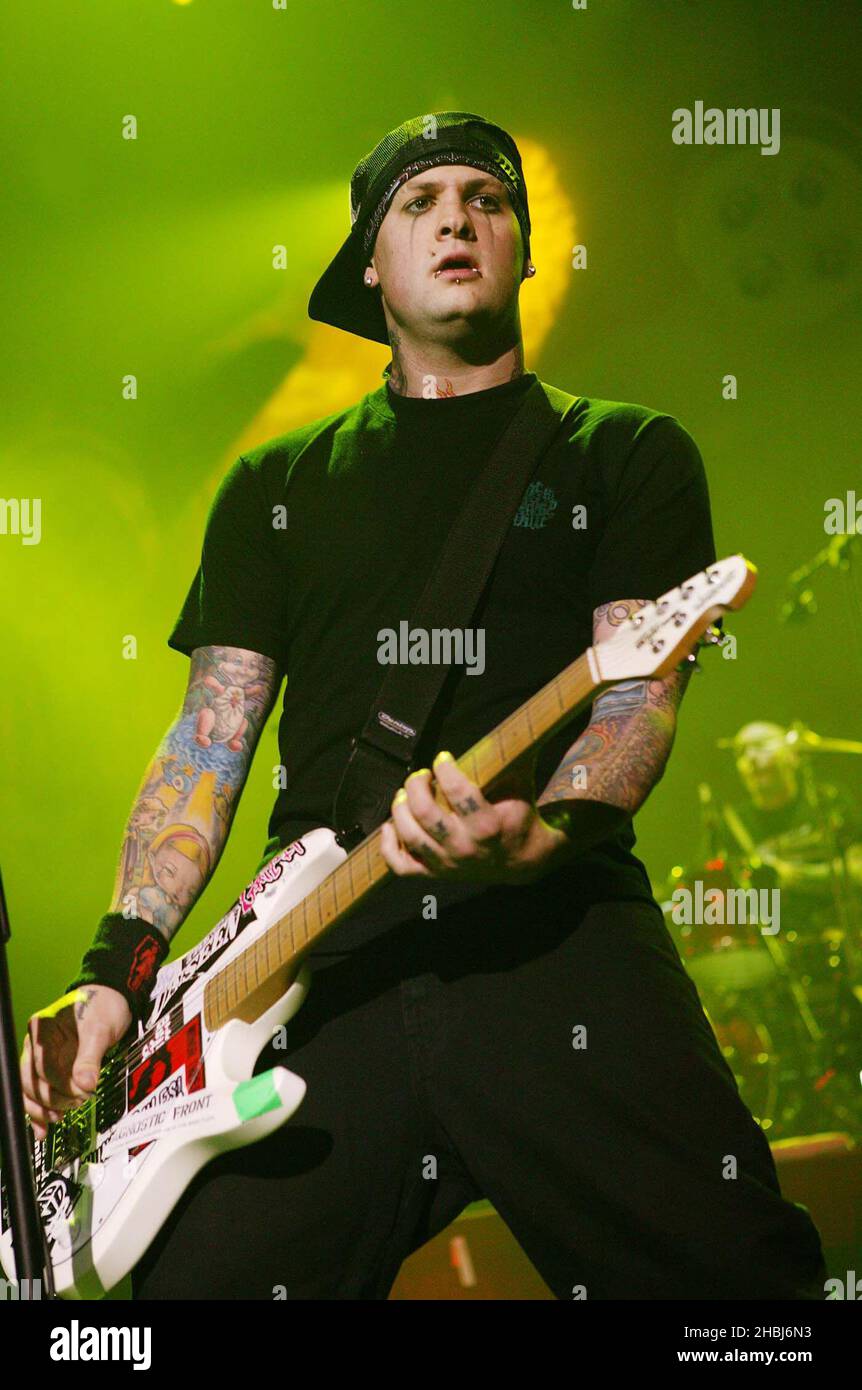 Good Charlotte si esibirà dal vivo in concerto presso la Brixton Academy di Londra. Benji Madden; (chitarra) Foto Stock