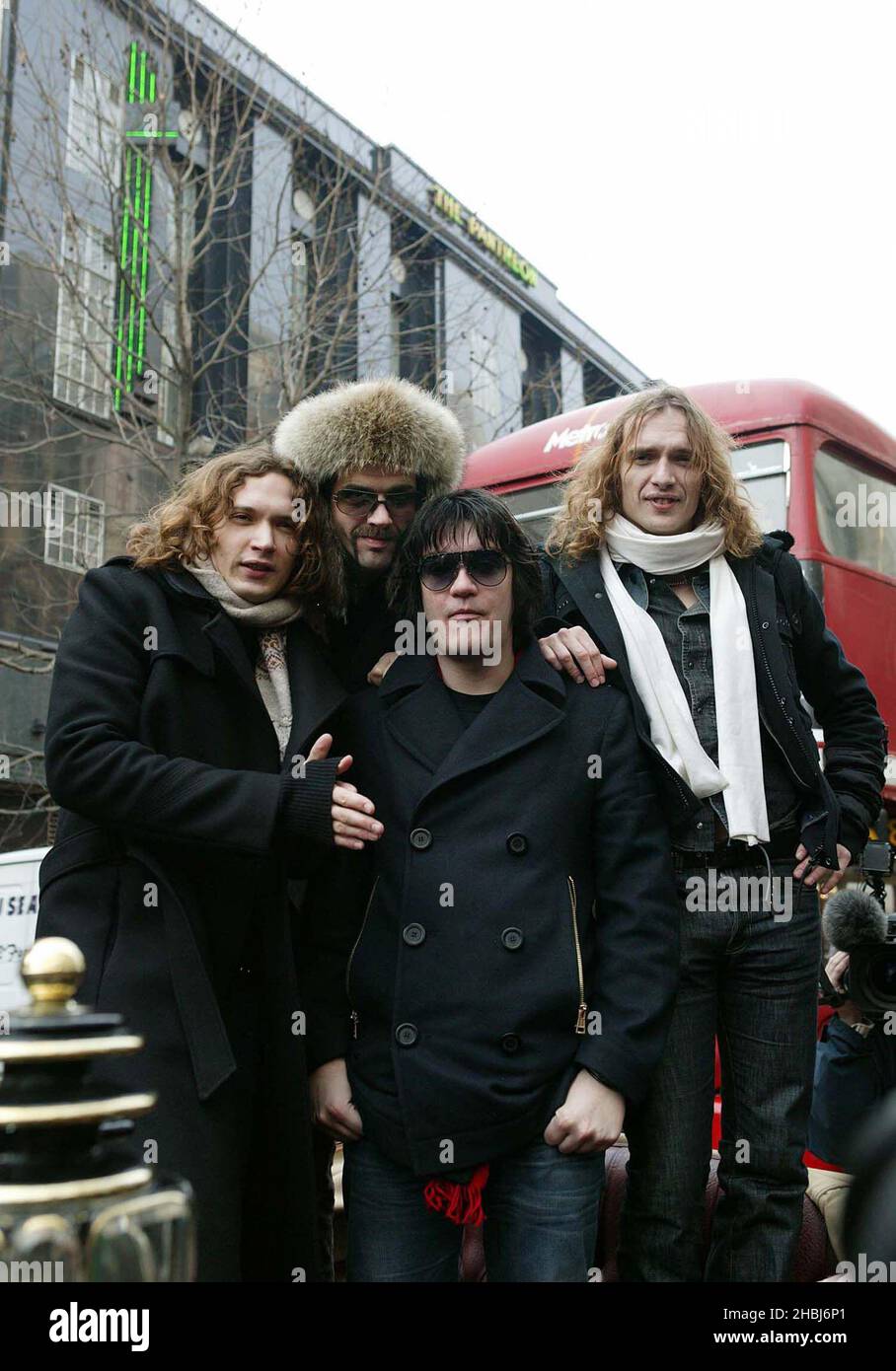 La gara di oscurità per il numero uno con il loro singolo di Natale a HMV in Oxford Street Londra. Foto Stock