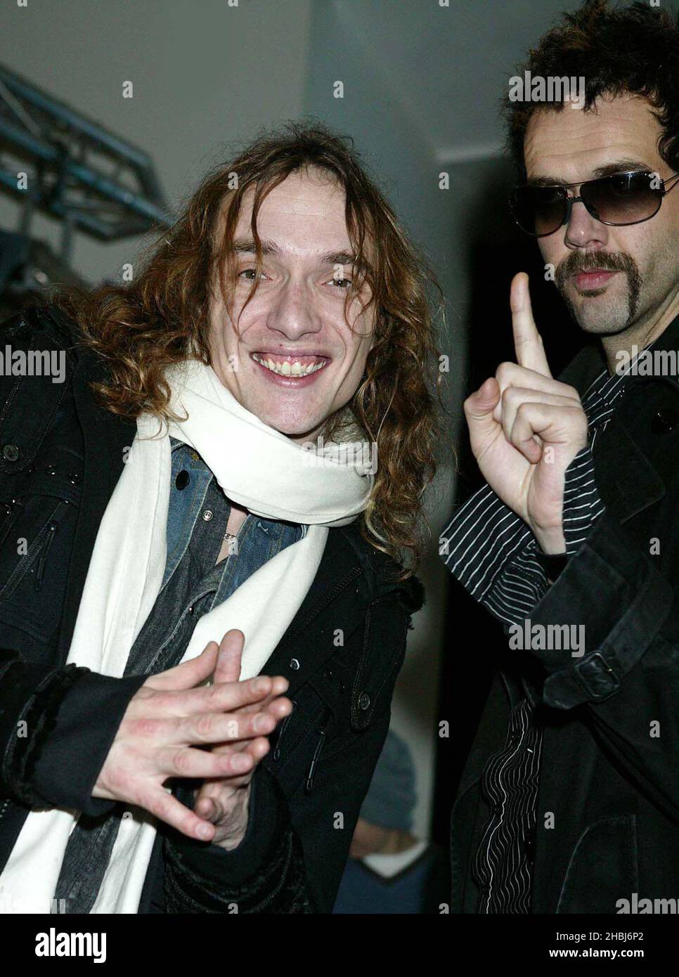 La gara di oscurità per il numero uno con il loro singolo di Natale a HMV in Oxford Street Londra. Foto Stock