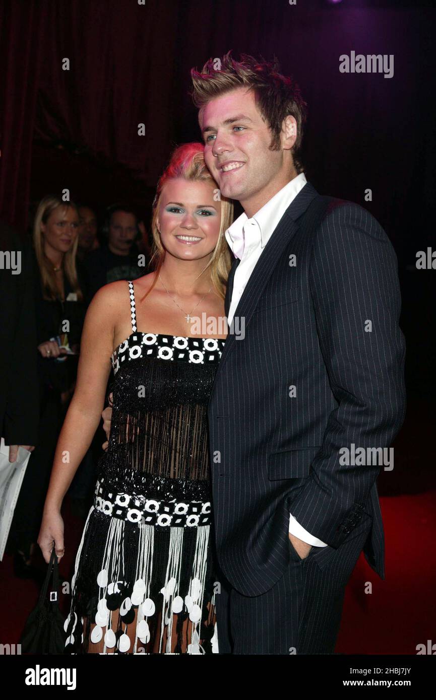 Brian McFadden e sua moglie Kerry McFadden arrivano ai Brits Awards 2004. Foto Stock