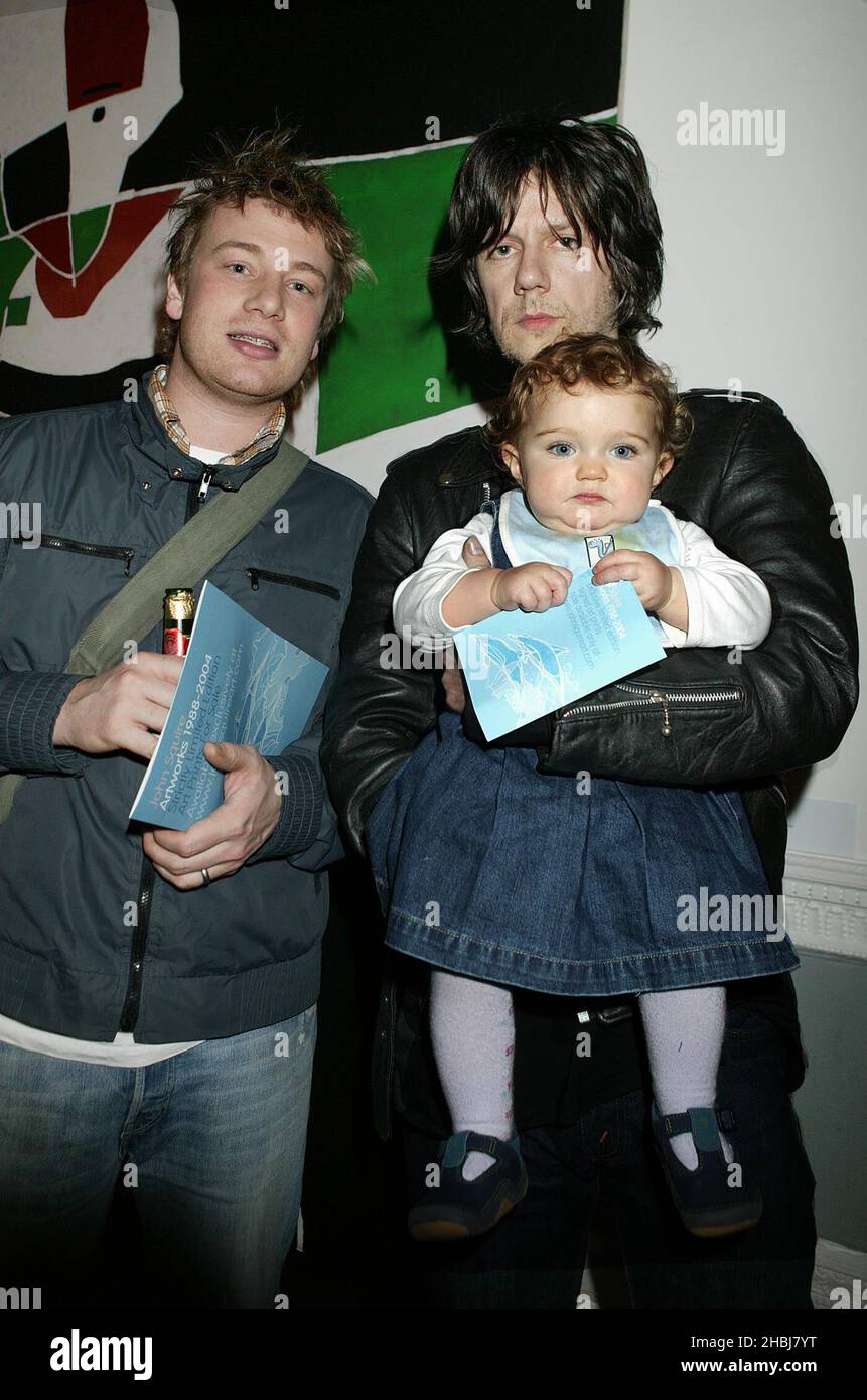 John Squires di Stone Roses con la sua figlia più giovane Martha e con il suo ospite Jamie Oliver alla sua mostra d'arte all'ICA The Mall di Londra IMMAGINI ESCLUSIVE DA TUTTE LE AZIONI DIGITALI Foto Stock