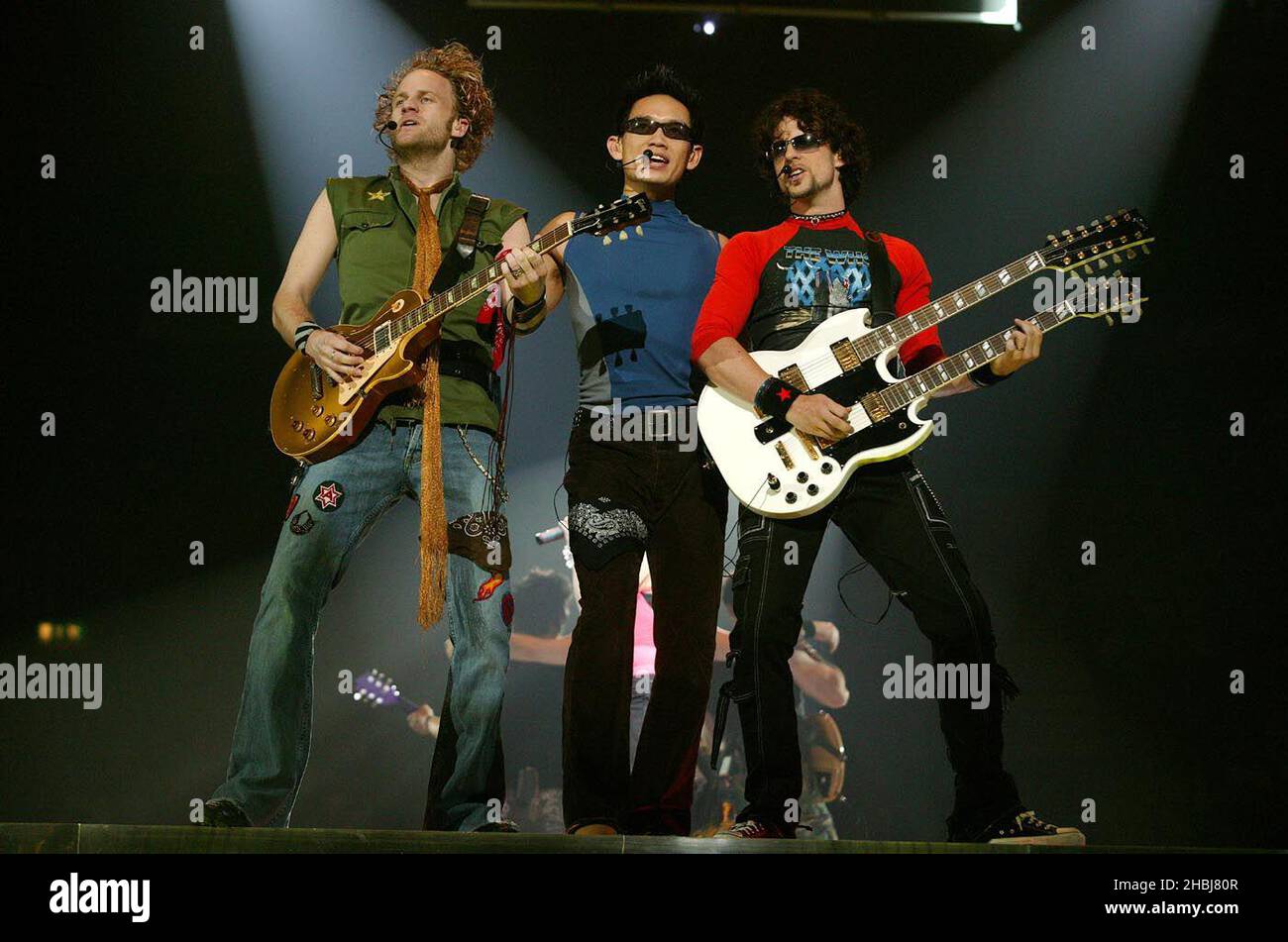 I chitarristi di Shania Twain suonano dal vivo sul palco alla Wembley Arena di Londra. Foto Stock