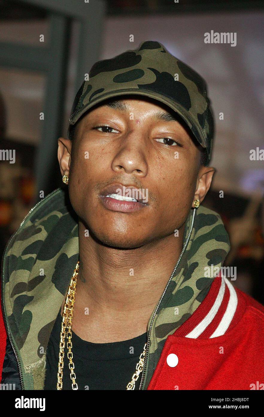 Pharrell Williams del gruppo Hip Hop N.E.R.D..at The Arrivals Head shot al Brit Awards 2004 presso l'Earls Court Exhibition Centre di Londra. Foto Stock