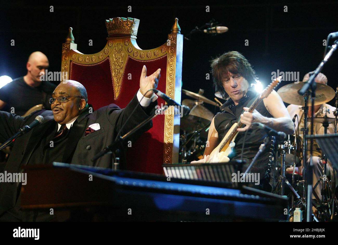 Solomon Burke Jazz Legend e Jeff Beck suonano sul palco con Jools Holland durante il quarto evento come parte della serie annuale di spettacoli di raccolta fondi del Teenage Cancer Trust presso la Royal Albert Hall di Londra. Foto Stock