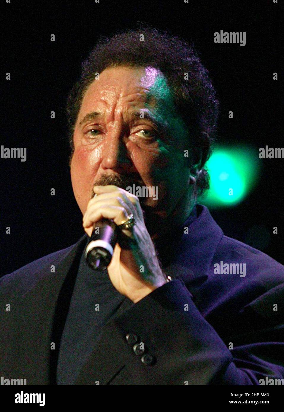 Tom Jones si esibisce sul palco con Jools Holland durante il quarto evento, come parte della serie annuale di spettacoli di raccolta fondi del Teenage Cancer Trust presso la Royal Albert Hall di Londra. Colpo di testa Foto Stock