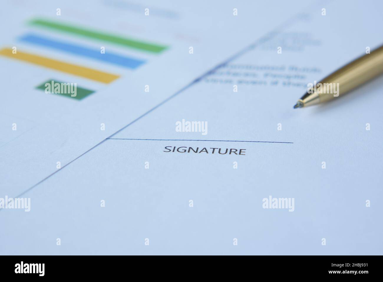 primo piano della firma su un contatto sul tavolo Foto Stock