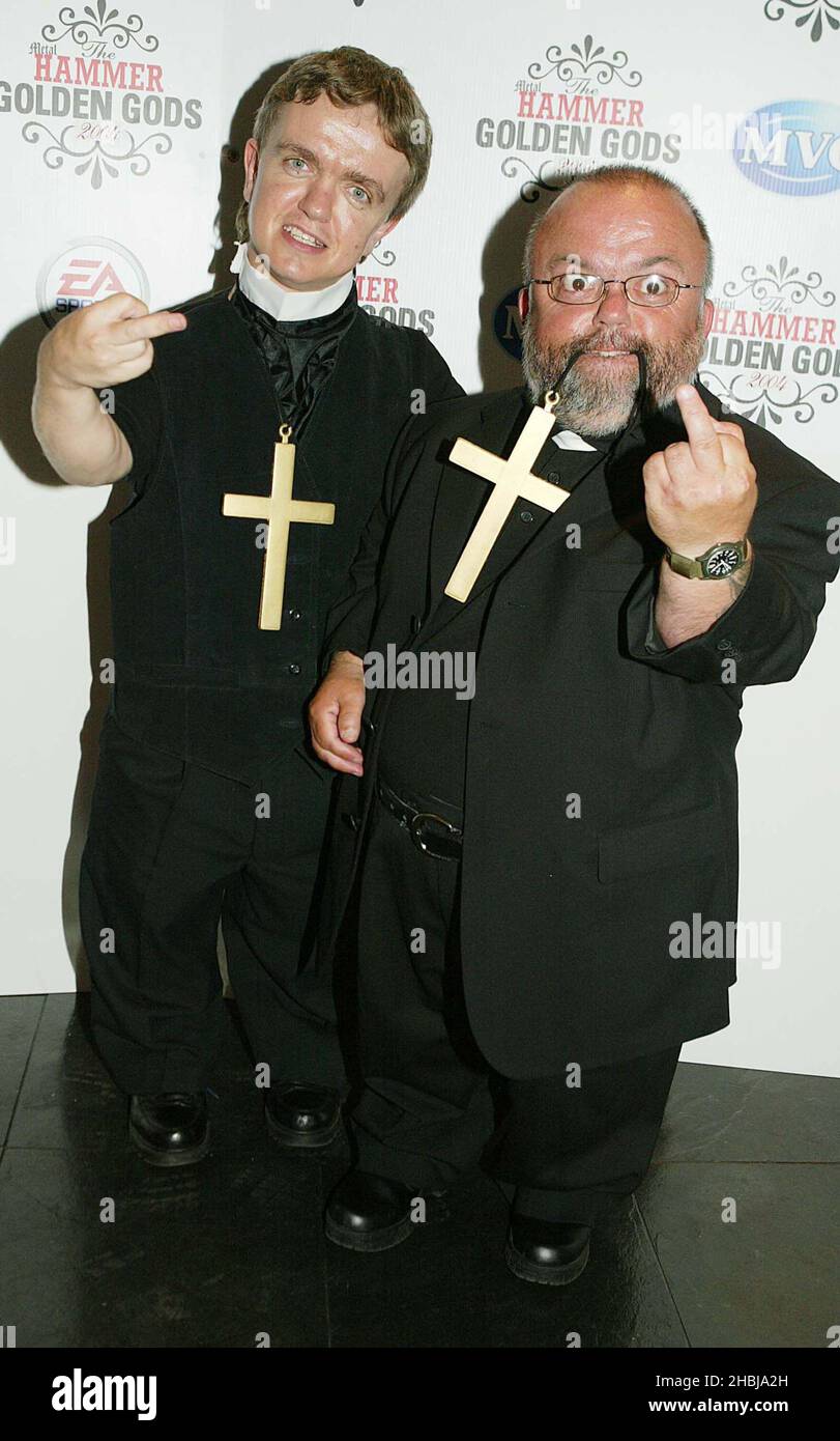 Mini sacerdoti al 'Metal Hammer Golden Gods Awards' a Ocean il 7 giugno 2004 a Londra. La seconda cerimonia annuale di premiazione Tongue-in-guek è organizzata dalla rivista Metal Hammer. Foto Stock