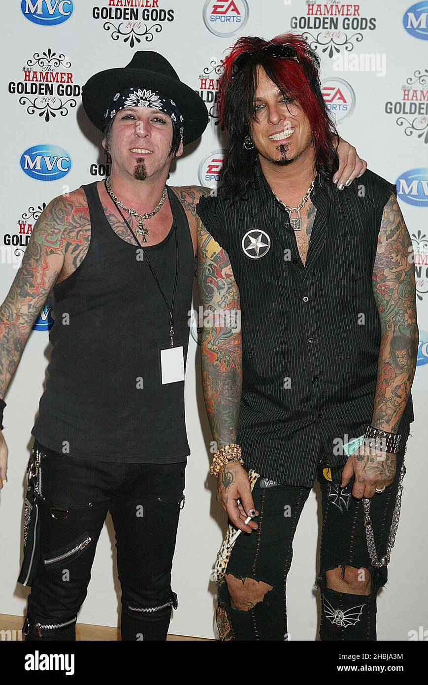 Nikki Six e Tracci Guns di Brides of Destruction ricevono il premio per il miglior Live Act al "Metal Hammer Golden Gods Awards" di Ocean il 7 giugno 2004 a Londra. La seconda cerimonia annuale di premiazione Tongue-in-guek è organizzata dalla rivista Metal Hammer. Foto Stock