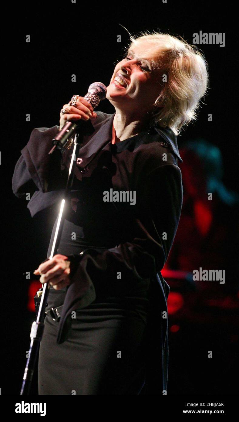 Blondie's Debbie Harry e i suoi sostenitori del gruppo pop suonano la tappa londinese del loro ultimo tour del Regno Unito al Shepherds Bush Empire il 14/06/04 a Londra. Le tracce eseguite dal loro album Greatest Hits, e l'ultimo album in studio The Course of Blondie. Debbie Harry, Chris Stein, Clem Burke, Jimmy Destri. Foto Stock