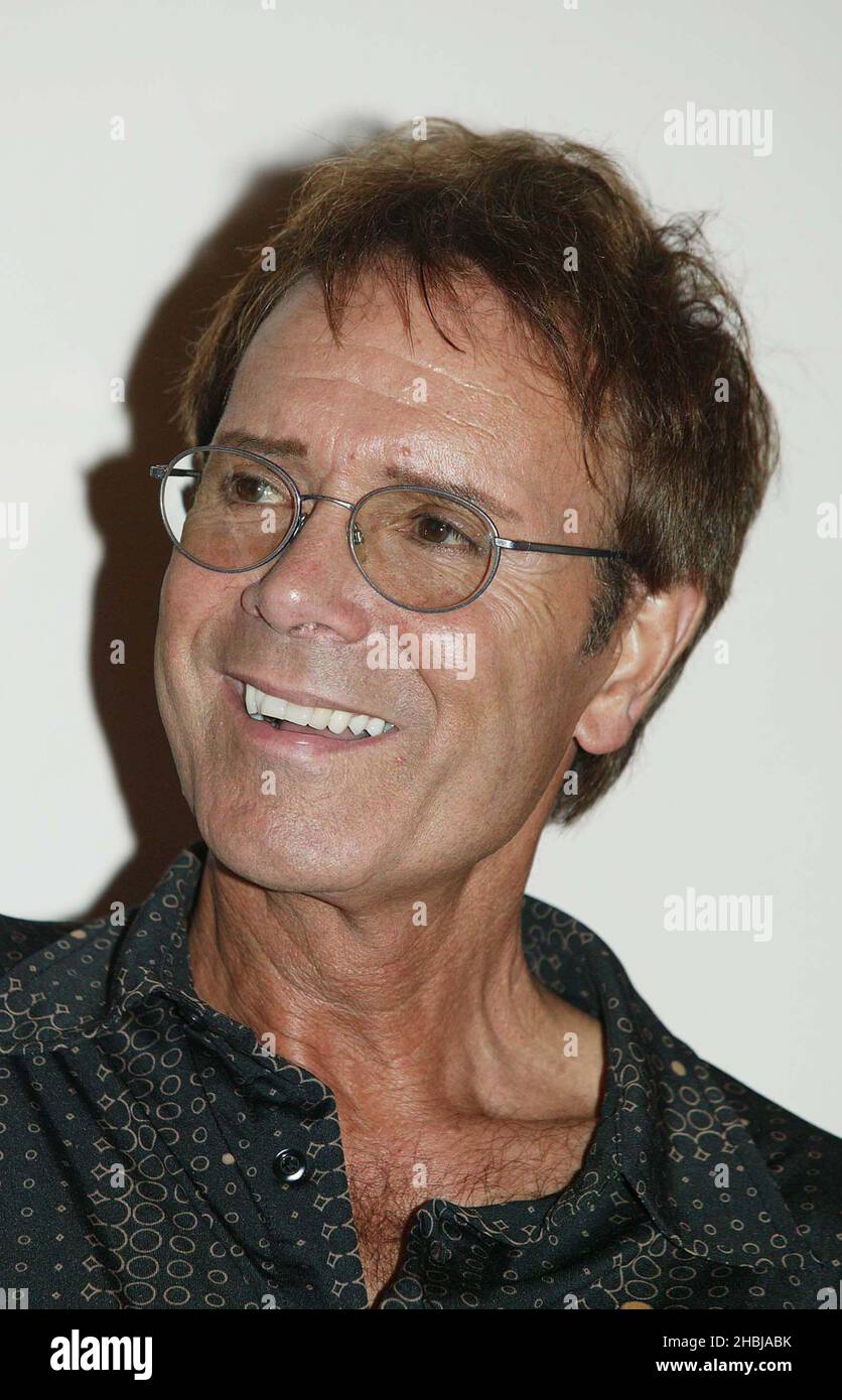 Cliff Richard e il suo ex gruppo di supporto The Shadows si riuniscono per una fotocall prima della data finale dell'ultimo tour della band, al London Palladium il 14 giugno 2004 a Londra. Cliff presenta il suo ex gruppo di supporto con uno speciale disco d'oro per segnare oltre 100.000 vendite di doppio CD 'Life Story - The Very Best of the Shadows' che è stato nelle classifiche degli album del Regno Unito dalla sua uscita in aprile. Cliff Richard, Foto Stock