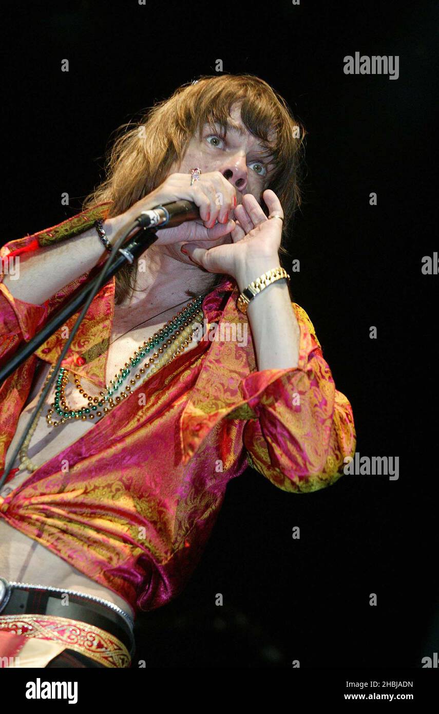 Le bambole di New York insieme a David Johansen, Sylvain Sylvain e Arthur Baker (membri originali), si esibiscono dal vivo sul palco presso la Royal Festival Hall di Londra, parte del Meltdown Festival. (David Johansen, cantante) Foto Stock