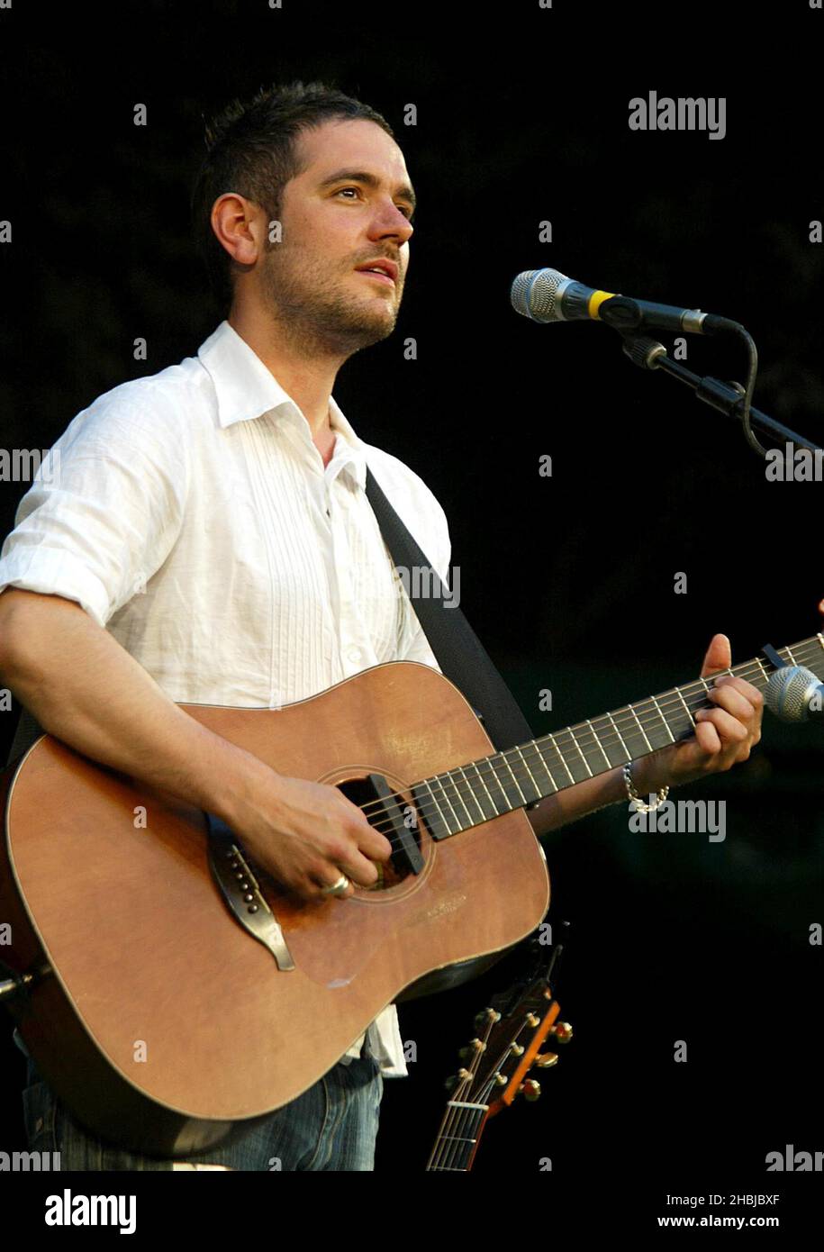 Tom Baxter nuovo Sony Signing supporta Neil & Tim Finn lanciare il loro nuovo album tutti sono qui ad un concerto al Regent's Park di Londra. Foto Stock