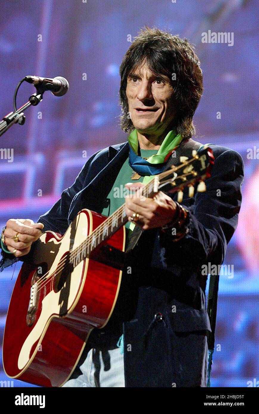 Ronnie Wood si esibisce dal vivo sul palco al concerto "The Miller Strat Pack" della Wembley Arena. Foto Stock