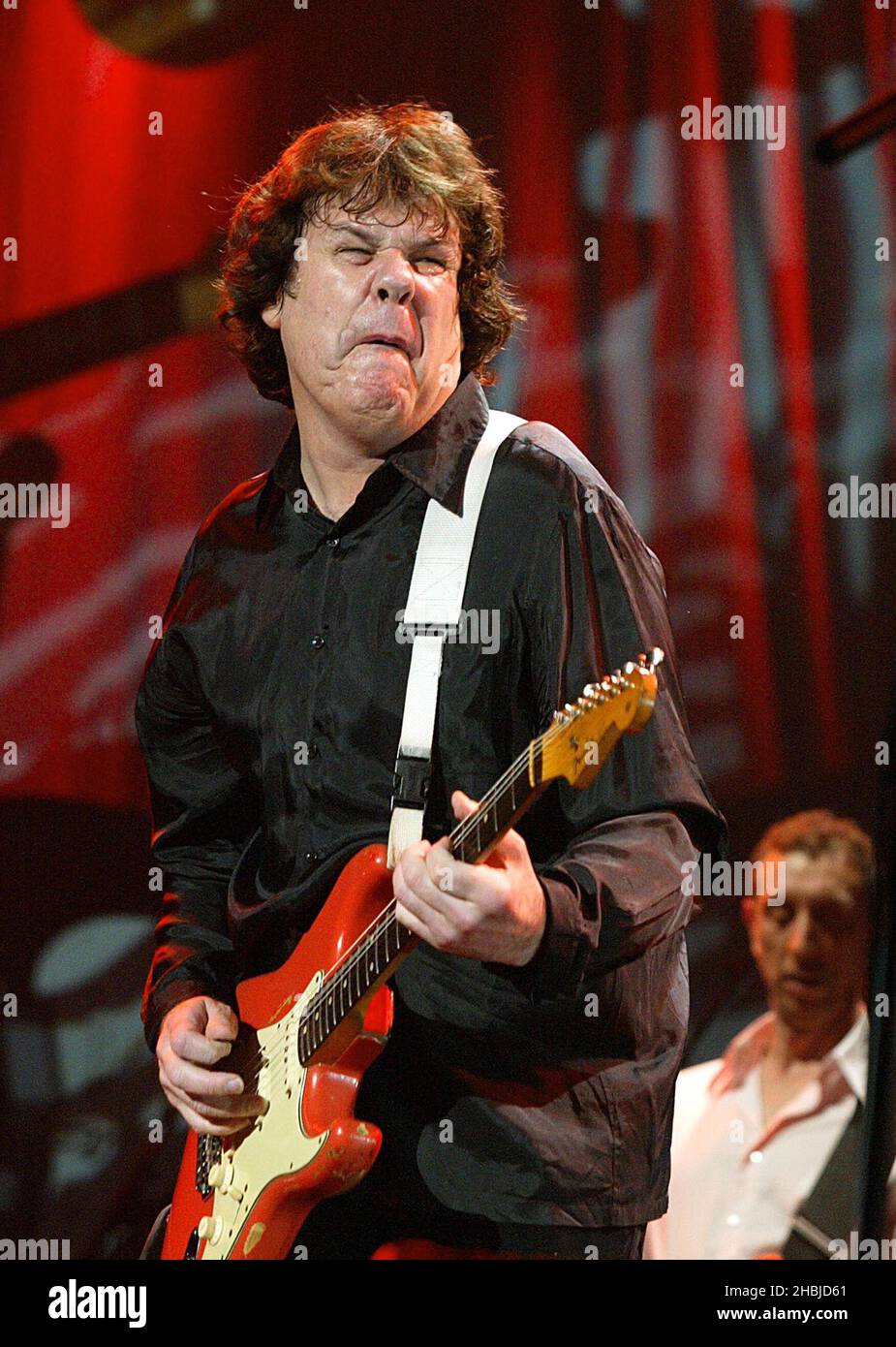 Gary Moore si esibisce sul palco come parte del concerto 'The Miller Strat Pack' Fender, presso la Wembley Arena il 24 settembre 2004 a Londra. Foto Stock