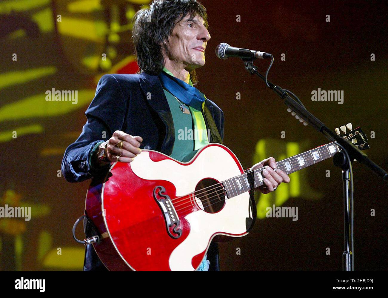 Ronnie Wood si esibisce dal vivo sul palco al concerto "The Miller Strat Pack" della Wembley Arena. Foto Stock