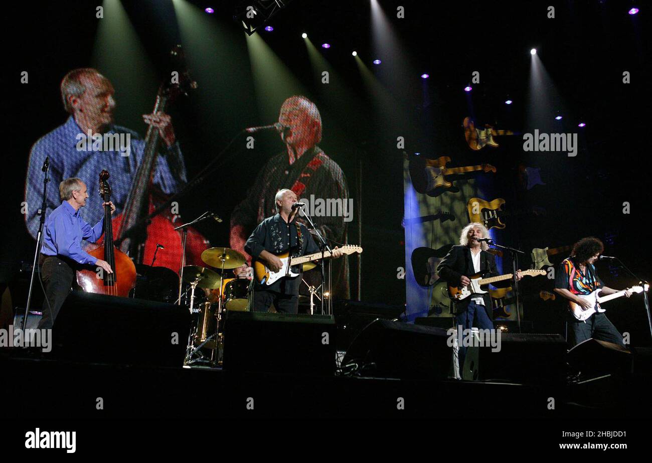 I Crickets con Brian May e Albert Lee suonano sul palco con Paul Rogers e Joe Walsh come parte del concerto del Fender 'The Miller Strat Pack', alla Wembley Arena il 24 settembre 2004 a Londra. Foto Stock