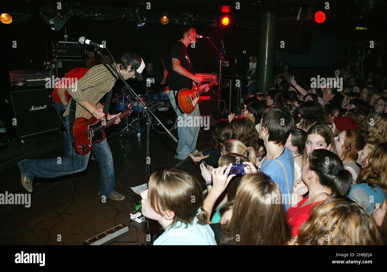 Busted's Charlie Simpson si esibisce dal vivo con l'altra band rockier 'Fightstar' all'Underworld Camden il 3 novembre 2004 a Londra. Foto Stock