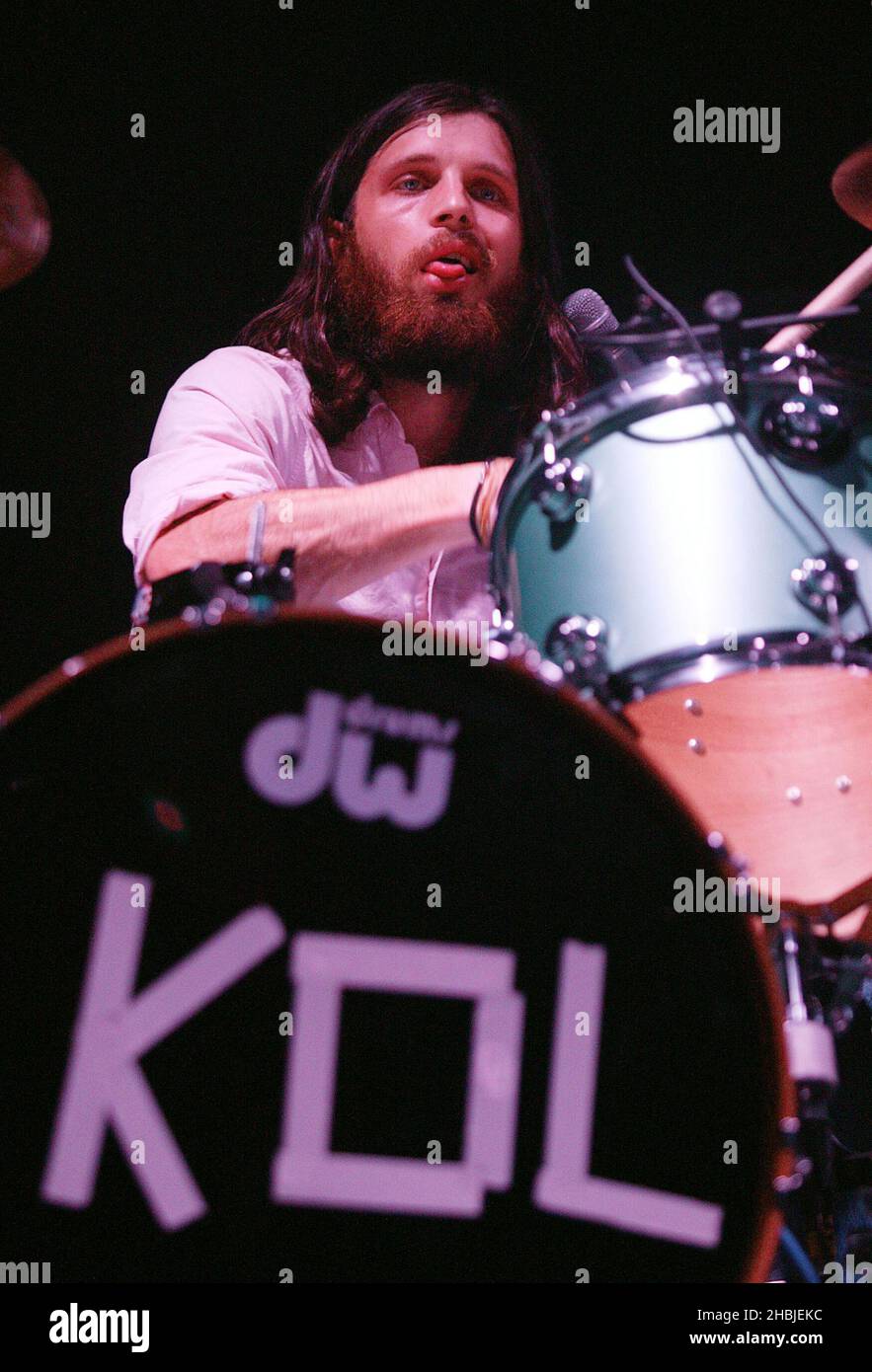 Nathan Followill della band Kings of Leon si esibisce sul palco durante la data extra londinese del loro tour inserendo il loro secondo album "Aha Shake Heartbreak", uscito oggi, presso la Carling Academy Islington il 1 novembre, a Londra. Batterista Foto Stock