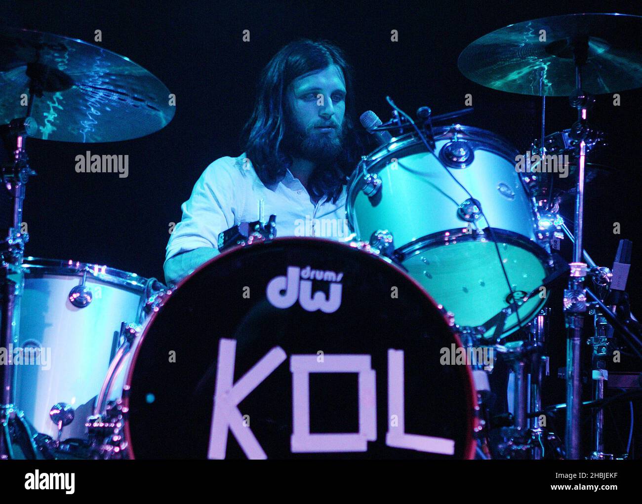 Nathan Followill della band Kings of Leon si esibisce sul palco durante la data extra londinese del loro tour inserendo il loro secondo album "Aha Shake Heartbreak", uscito oggi, presso la Carling Academy Islington il 1 novembre, a Londra. Batterista Foto Stock