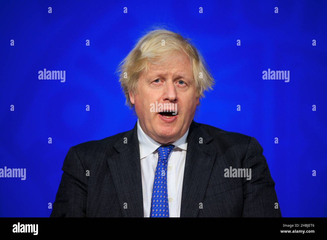 Il primo ministro britannico Boris Johnson parla durante un aggiornamento del Covid a Downing Street il 15 dicembre 2021 a Londra, Inghilterra. Foto Stock