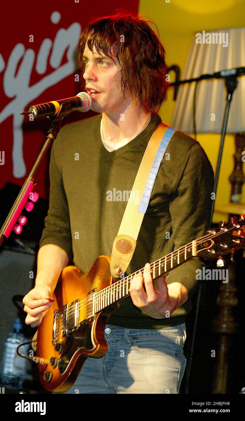 Johnny Borrell della band indie-rock di Londra Razorlight suona dal vivo e firma copie del loro ultimo singolo 'RIP IT Up', pubblicato il 29 novembre, presso Virgin Megastore, Oxford Street il 2 dicembre 2004 a Londra. Foto Stock