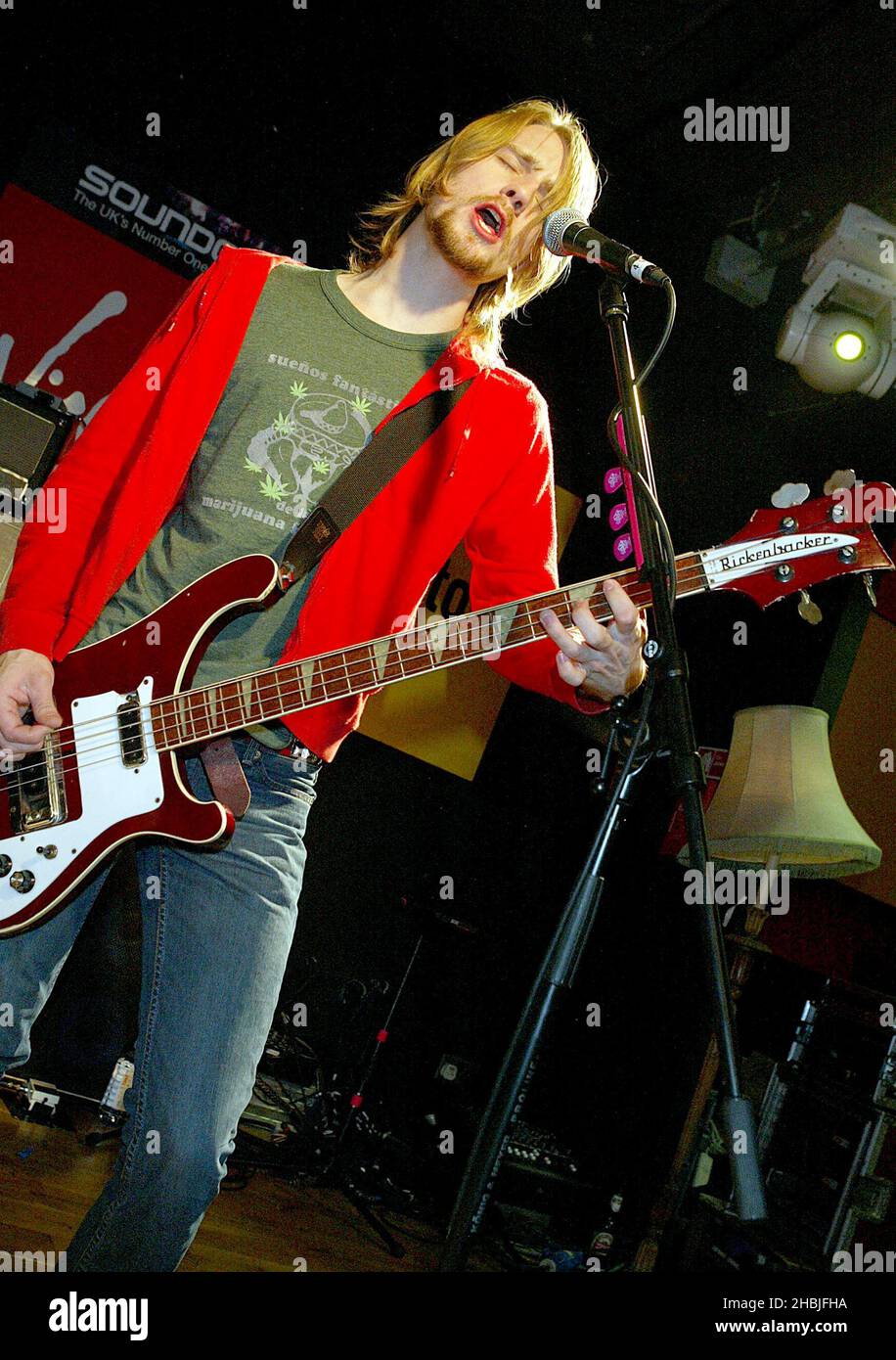 Carl Dalemo, della band indie-rock londinese Razorlight, suona dal vivo e firma le copie del loro ultimo singolo "RIP IT Up", pubblicato il 29 novembre, presso Virgin Megastore, Oxford Street il 2 dicembre 2004 a Londra. Foto Stock