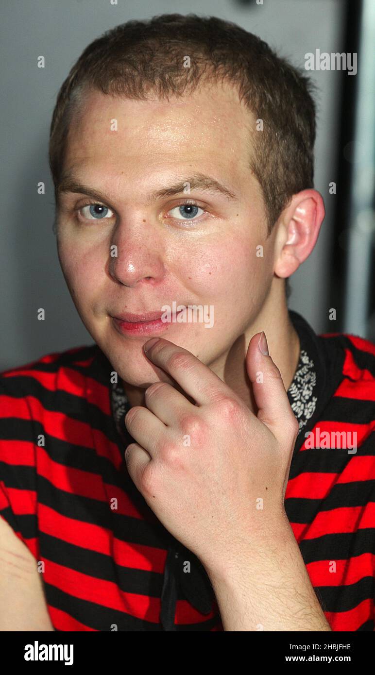 Bjorn Agren della band indie-rock di Londra Razorlight suona dal vivo e firma le copie del loro ultimo singolo 'RIP IT Up', pubblicato il 29 novembre, presso Virgin Megastore, Oxford Street il 2 dicembre 2004 a Londra. Foto Stock