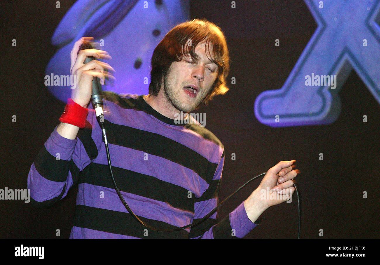 Tom Meighan di Kasabian si esibisce sul palco presso la "XFM's Winter Wonderland", un concerto di beneficenza organizzato dalla stazione radio di Londra XFM, presso il Carling Apollo Hammersmith il 5 dicembre 2004 a Londra. Foto Stock