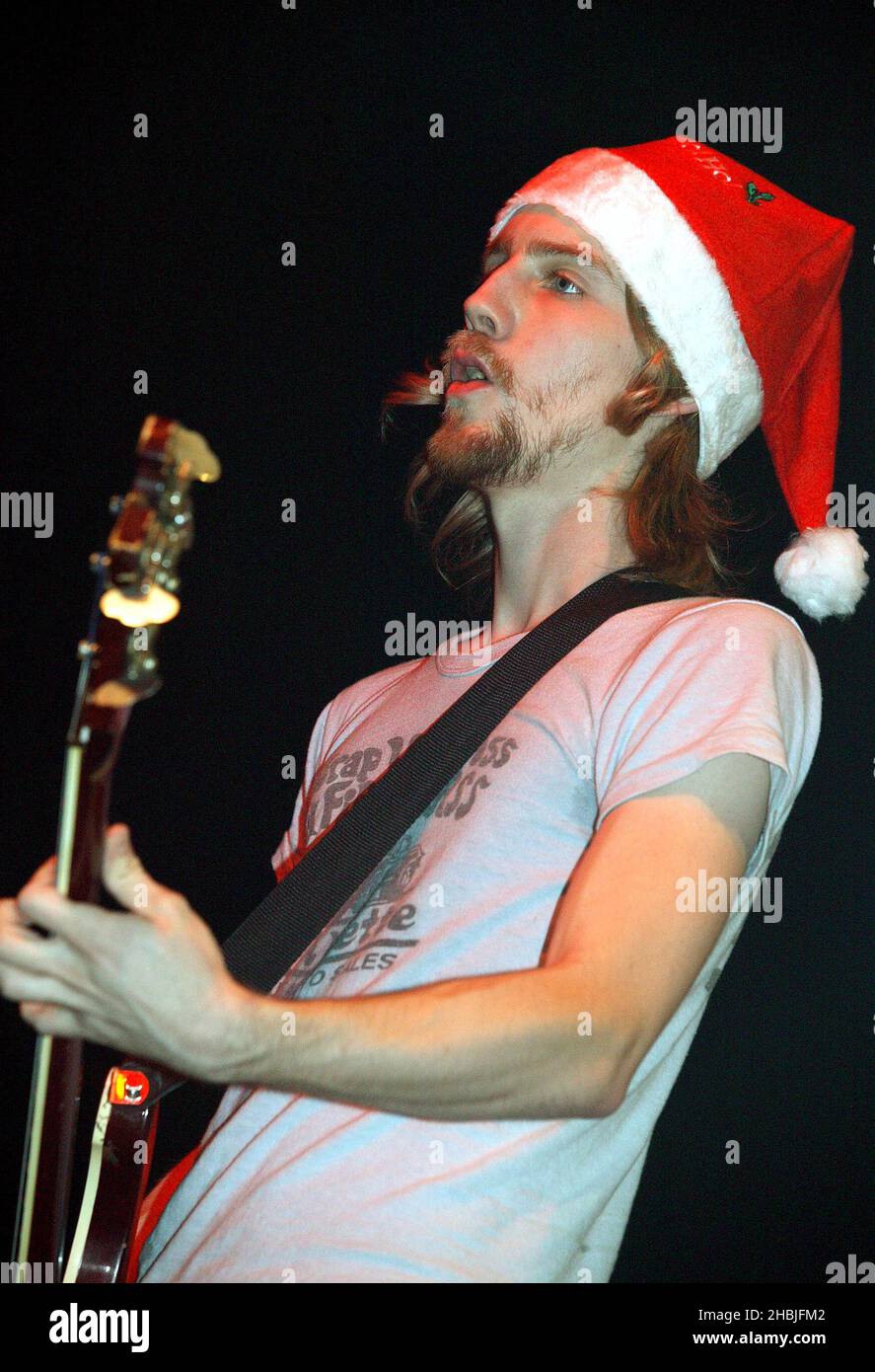 Carl Dalemo di Razorlight si esibisce sul palco presso la "XFM's Winter Wonderland", un concerto di beneficenza organizzato dalla stazione radio di Londra XFM, presso il Carling Apollo Hammersmith il 5 dicembre 2004 a Londra. Foto Stock