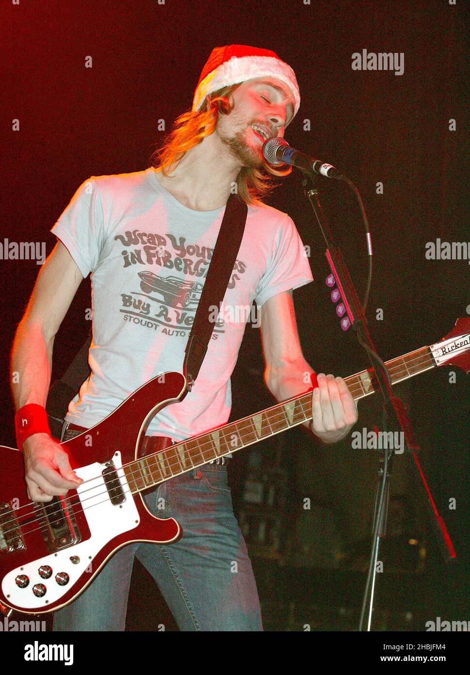 Carl Dalemo di Razorlight si esibisce sul palco presso la "XFM's Winter Wonderland", un concerto di beneficenza organizzato dalla stazione radio di Londra XFM, presso il Carling Apollo Hammersmith il 5 dicembre 2004 a Londra. Foto Stock