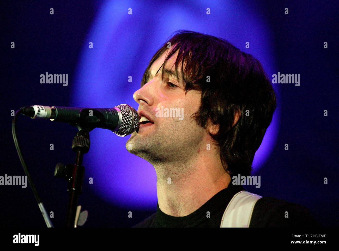 Tim Wheeler of Ash si esibisce in mongolfiera al Winter Wonderland di XFM, un concerto di beneficenza organizzato dalla stazione radio di Londra XFM, presso il Carling Apollo Hammersmith il 5 dicembre 2004 a Londra. Foto Stock