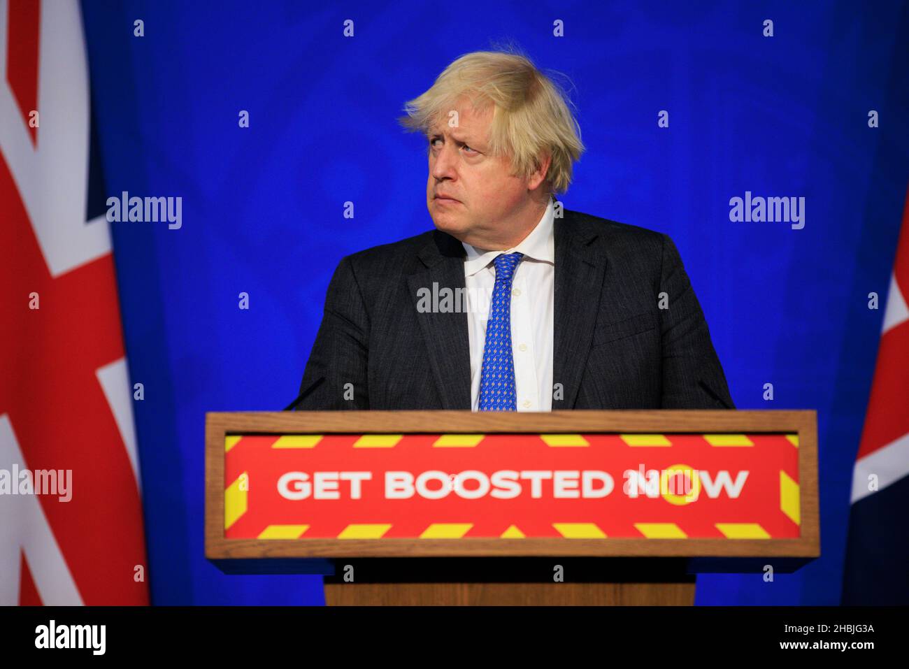 Il primo ministro britannico Boris Johnson parla durante un aggiornamento del Covid a Downing Street il 15 dicembre 2021 a Londra, Inghilterra. Foto Stock