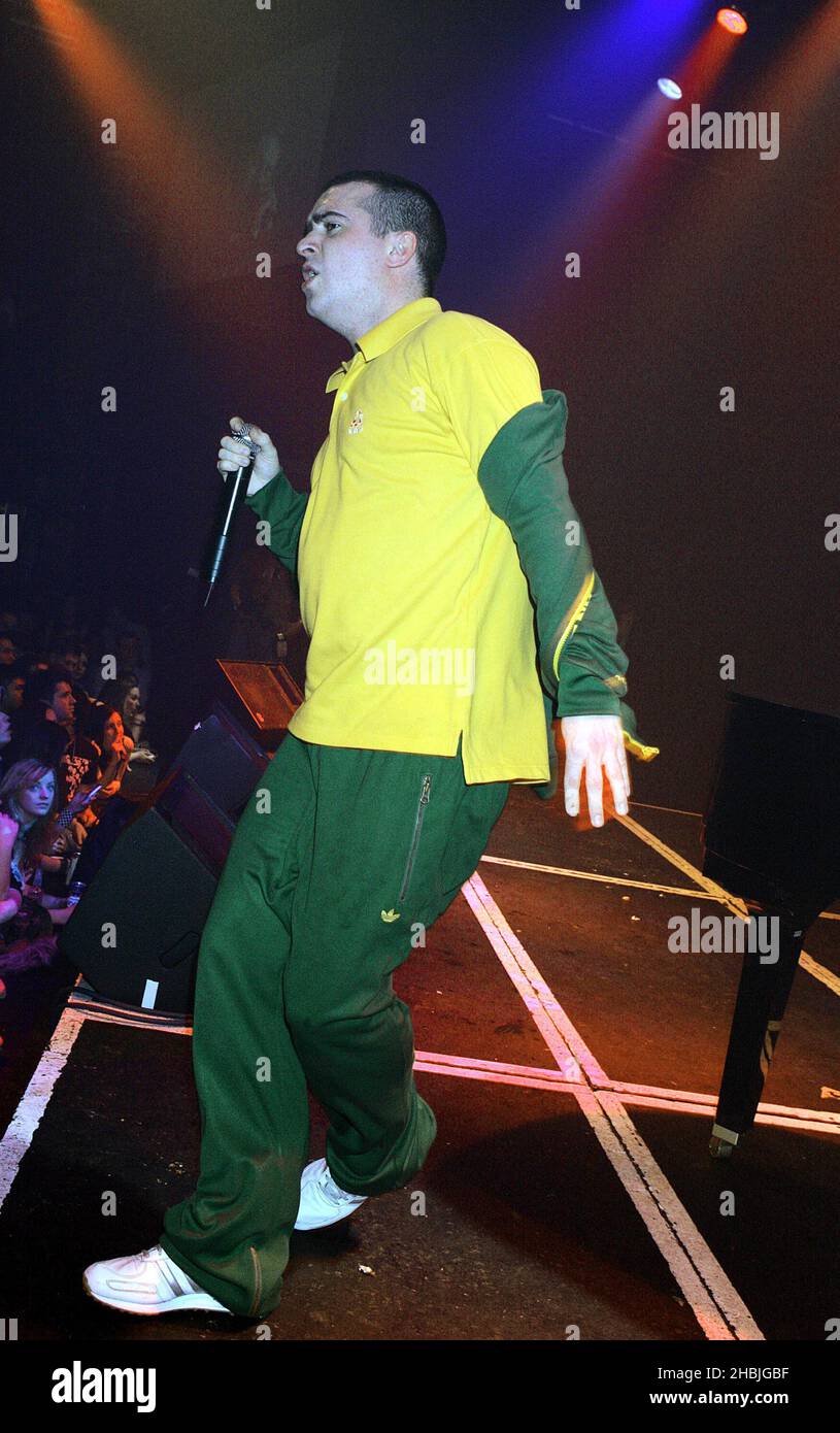 Le ragazze feroci supportano la pop star Natasha Bedingfield durante la popolare serata gay G-A-Y all'Astoria il 12 febbraio 2005 a Londra. Foto Stock