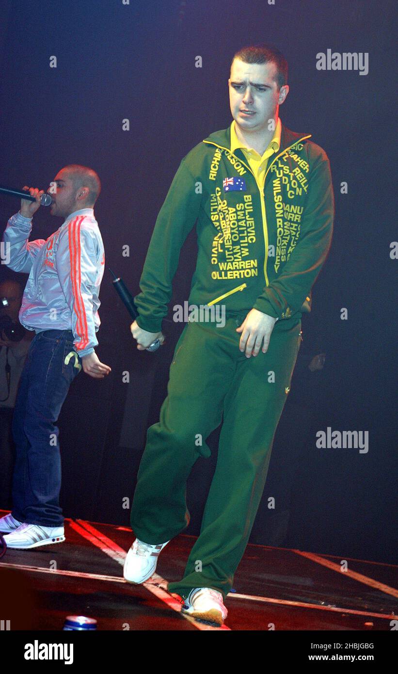 Le ragazze feroci supportano la pop star Natasha Bedingfield durante la popolare serata gay G-A-Y all'Astoria il 12 febbraio 2005 a Londra. Foto Stock