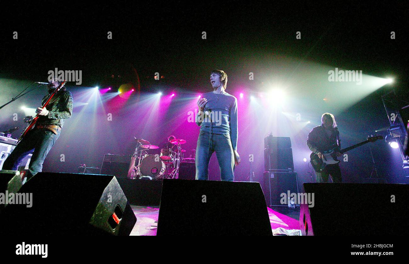 Kasabian si esibisce sul palco come parte della serie di concerti "The Shockwaves NME Awards" del 2005, presso la Carling Academy di Brixton il 10 febbraio 2005 a Londra Foto Stock