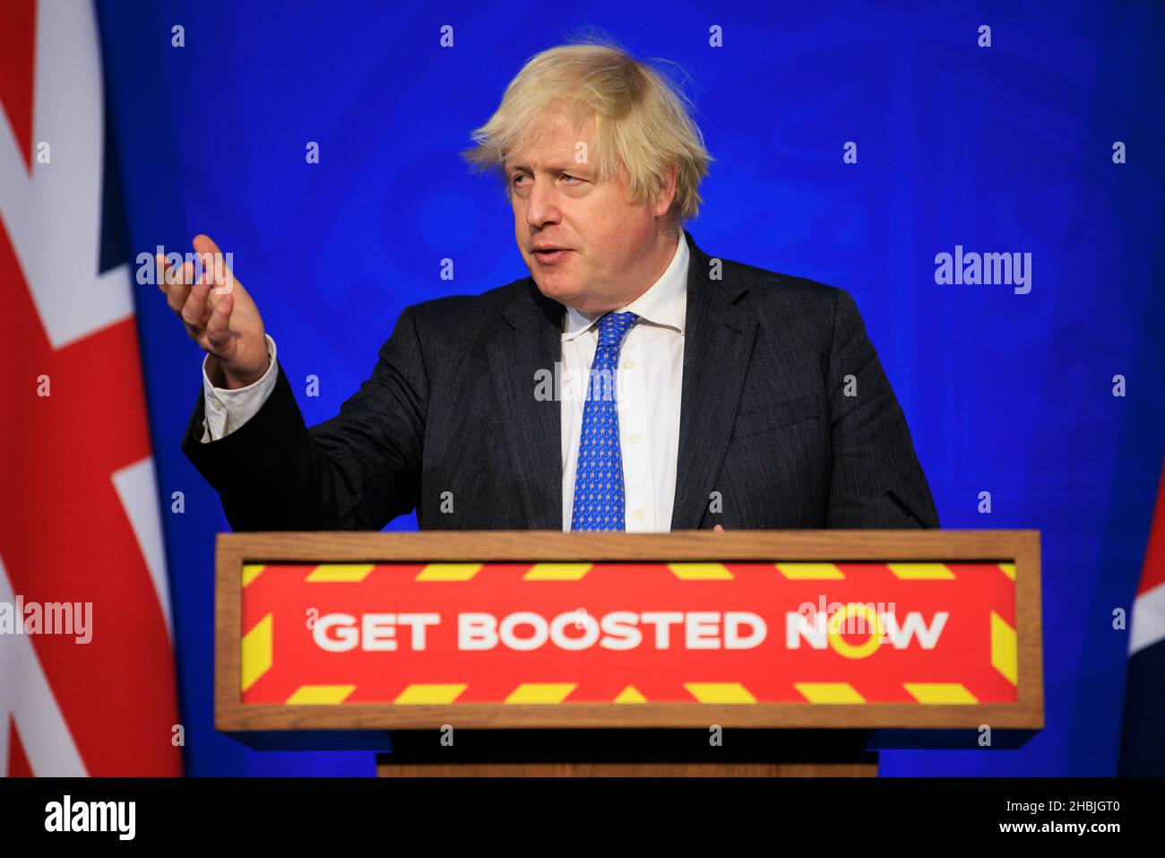 Il primo ministro britannico Boris Johnson parla durante un aggiornamento del Covid a Downing Street il 15 dicembre 2021 a Londra, Inghilterra. Foto Stock