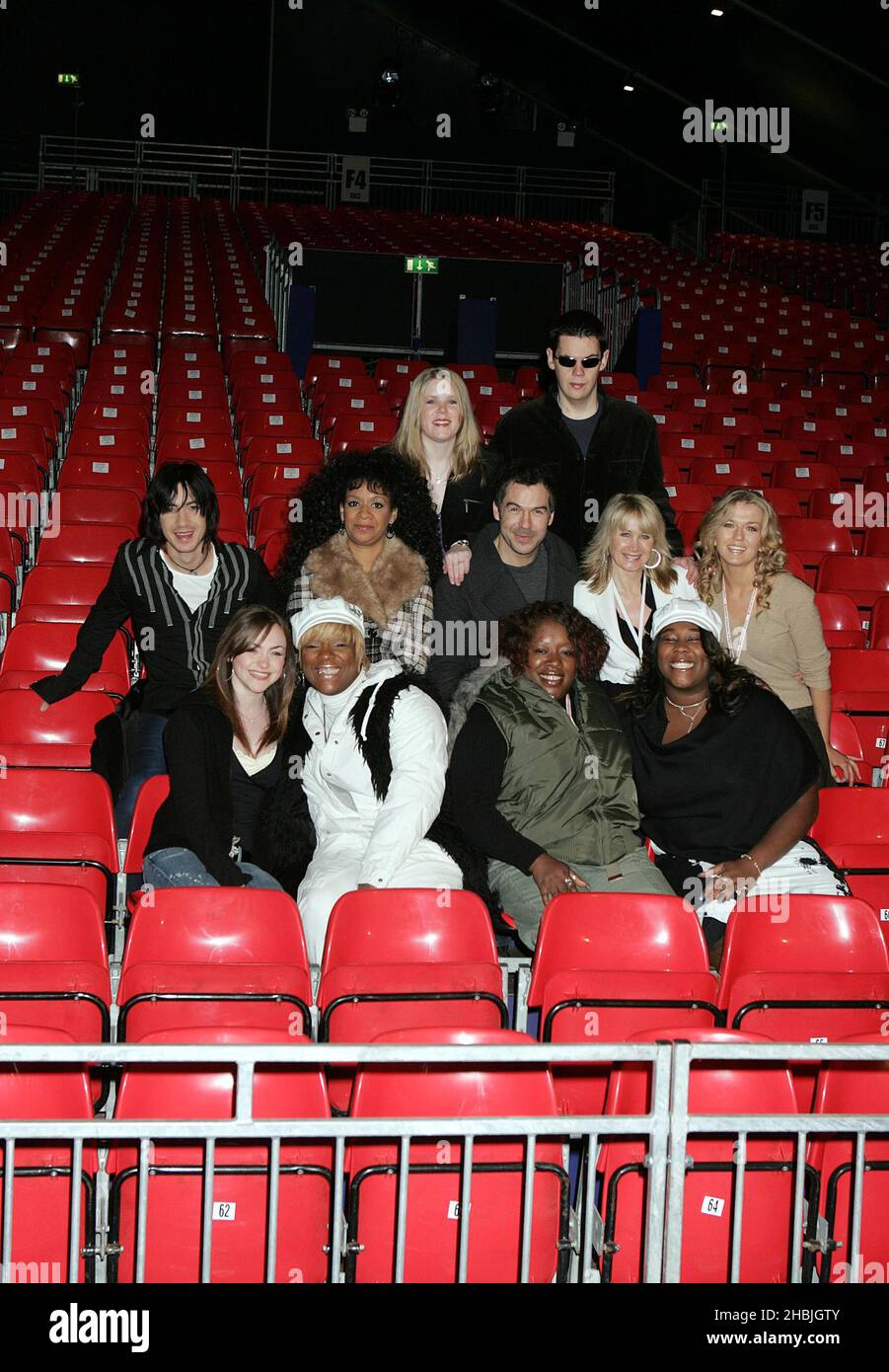 2 To Go; Tabby Callaghan; Rowetta Satchell; Steve Brookstein; Verity Keays; Roberta Howett; Cassie Compton; Voices with Soul posare a una fotocall prima notte di questa sera 'X Factor Live Tour' al Wembley Arena Pavilion il 20 febbraio 2005 a Londra. Foto Stock