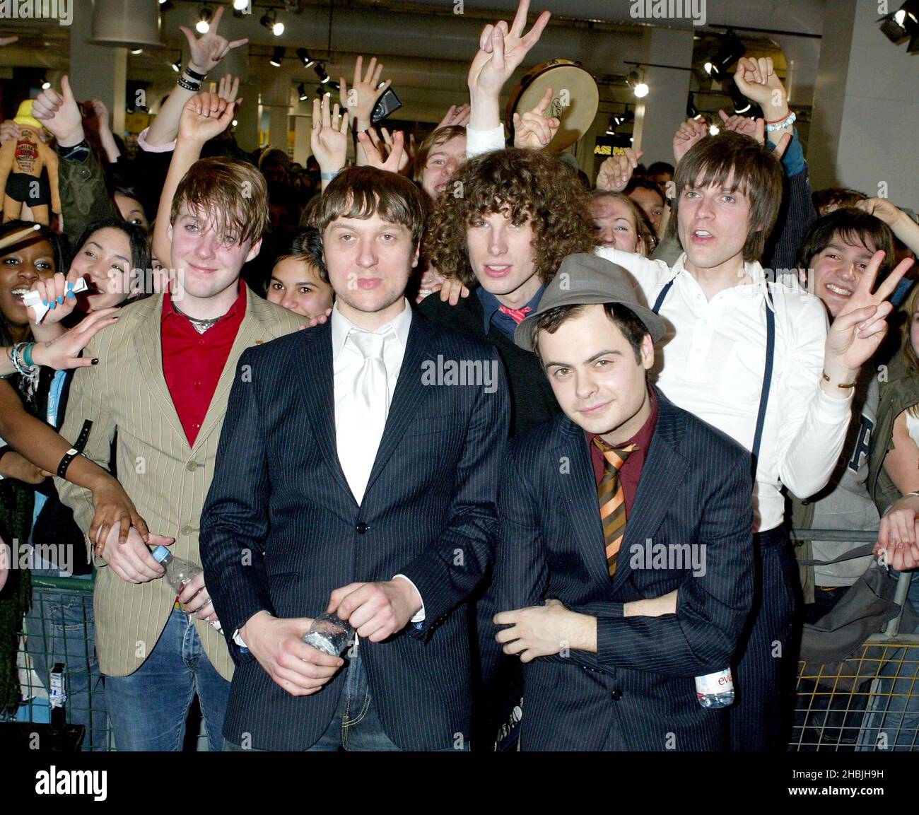 Ricky Wilson; voce; Peanut; tastiere; Simon Rix; Basso; Andrew White; chitarra; Nick Hodgson; batteria; Della band del West Yorkshire Kaiser Chiefs firma copie del loro album di debutto 'Employment' alla HMV di Oxfords Street 2005 a Londra. Foto Stock