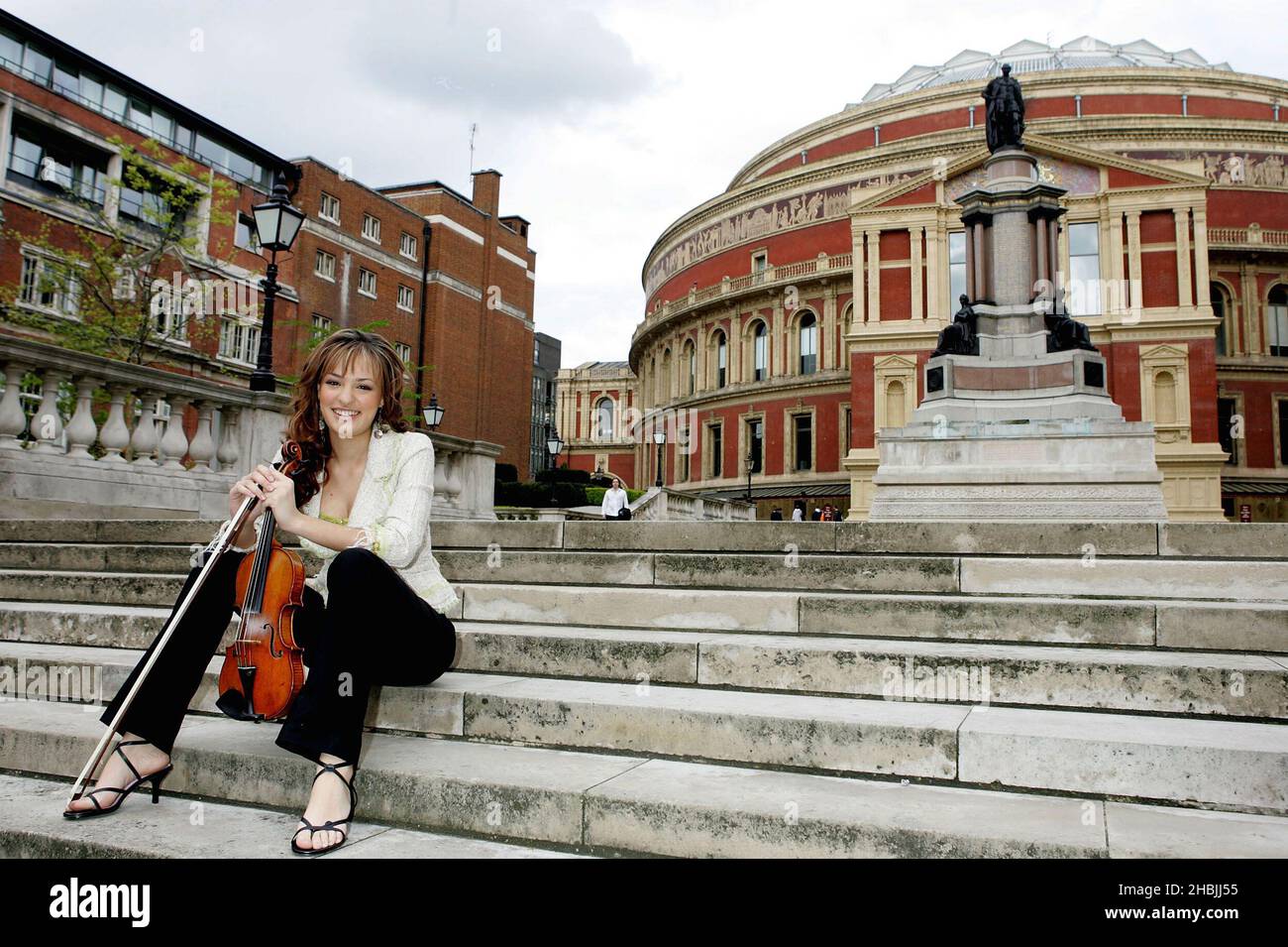 La BBC Young Musician of the Year 2004 Nicola Benedetti lancia i premi annuali di musica classica 'The Classical Brits 2005' fuori dalla Royal Albert Hall di Londra. Foto Stock