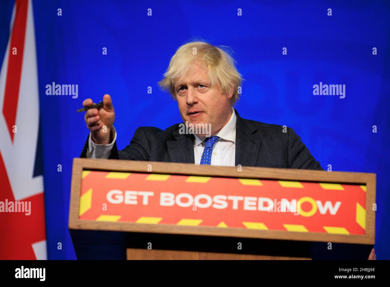 Il primo ministro britannico Boris Johnson parla durante un aggiornamento del Covid a Downing Street il 15 dicembre 2021 a Londra, Inghilterra. Foto Stock