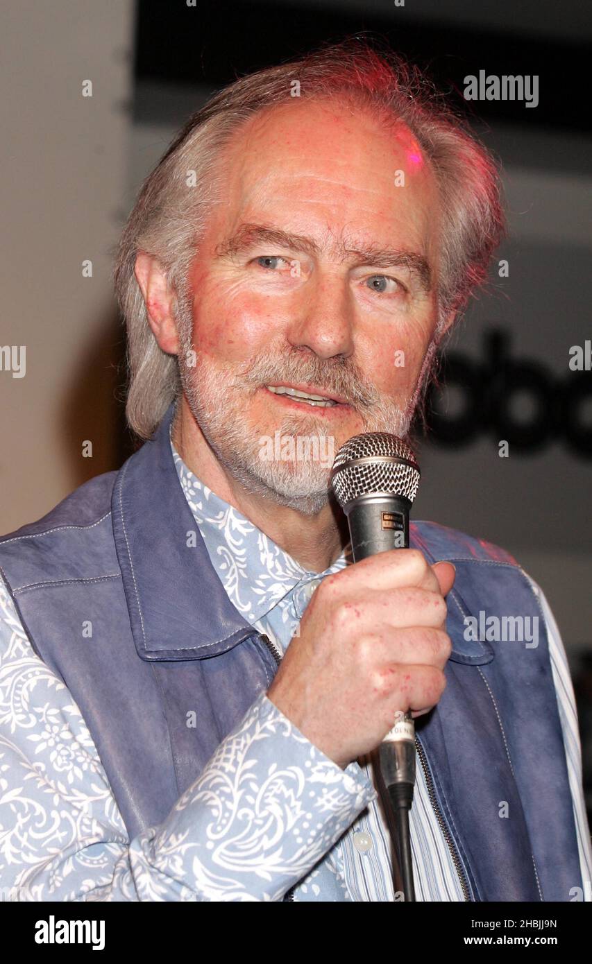 Roy Harper si esibisce sul palco al "THE MOJO Honors List Launch Party", l'evento di lancio del secondo premio annuale DI MOJO, presso HMV Oxford Street il 4 maggio 2005 a Londra. Foto Stock