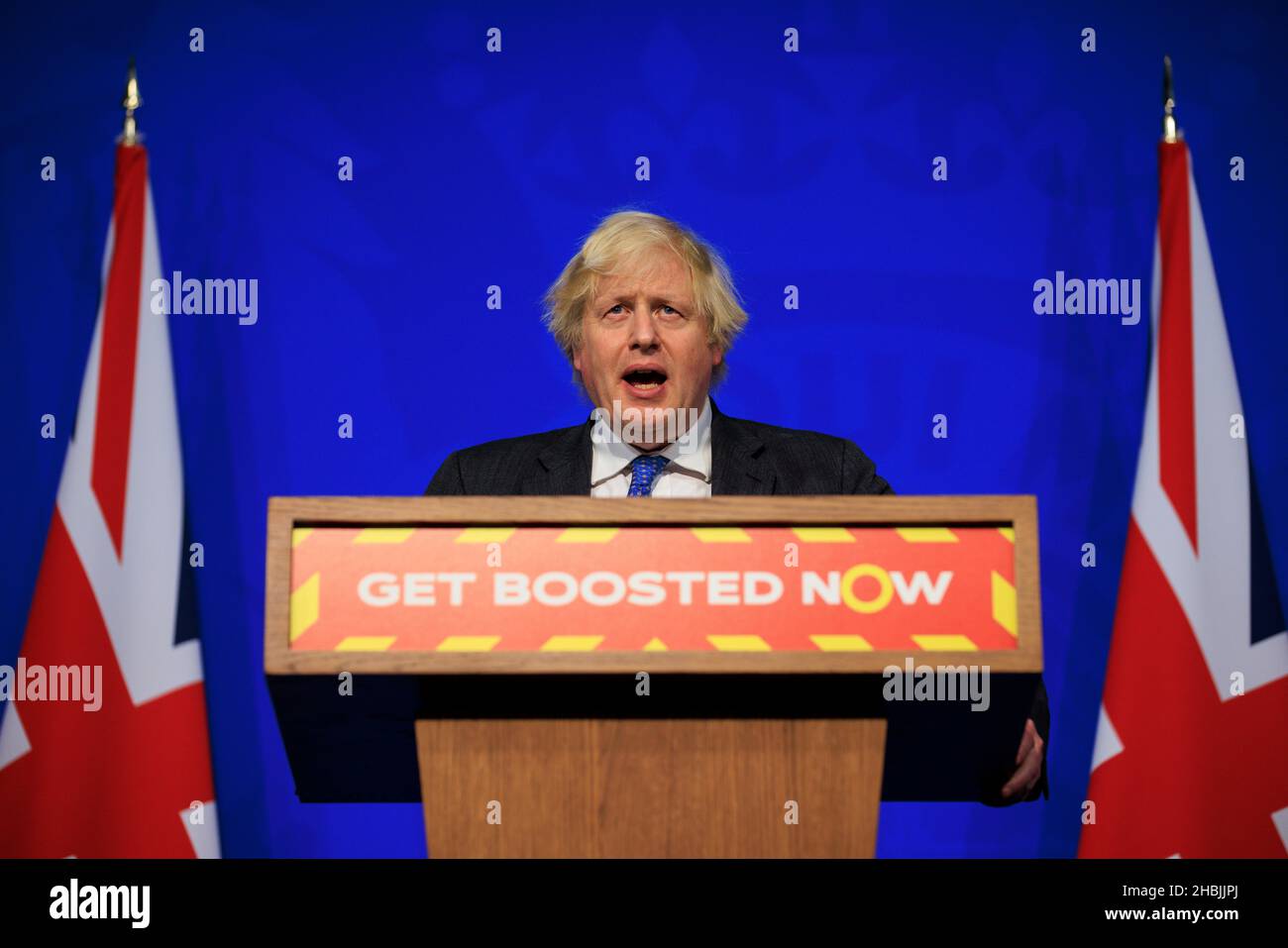 Il primo ministro britannico Boris Johnson parla durante un aggiornamento del Covid a Downing Street il 15 dicembre 2021 a Londra, Inghilterra. Foto Stock