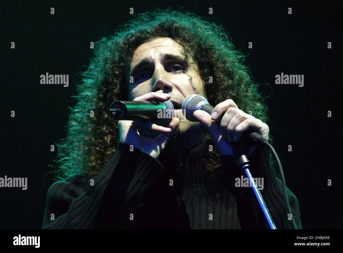 Serj Tankian of System of a Down si esibisce sul palco durante il terzo e ultimo giorno del Download Festival di quest'anno al Donington Park, Castle Donington il 12 giugno 2005 a Leicestershire, Inghilterra. Foto Stock