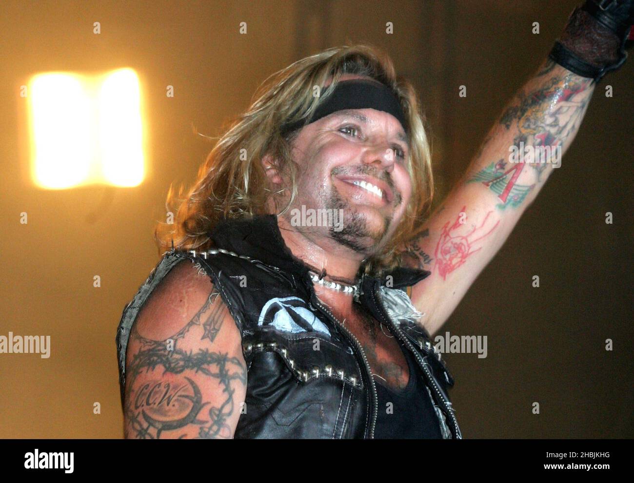 Vince Neil della band statunitense Motley Crue, recentemente riunita, suona la data di Londra al Wembley Pavillion Arena di Londra. Foto Stock