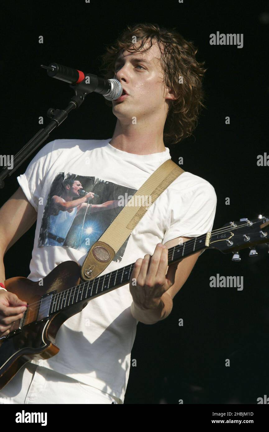Johnny Borrell di Razorlight supporta la Queen che si esibisce dal vivo sul palco presso Hyde Park di Londra. Foto Stock