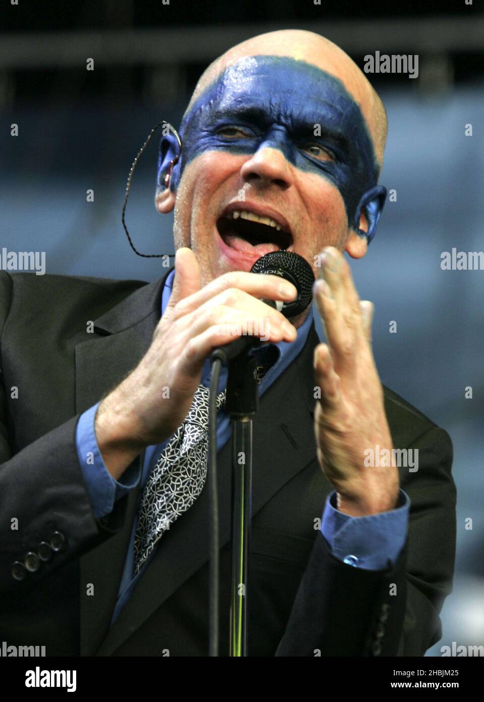 Michael Stipe del gruppo britannico Indie REM si esibisce sul palco alla seconda fiera di Londra di quest'anno, ad Hyde Park il 16 luglio 2005 a Londra. Foto Stock