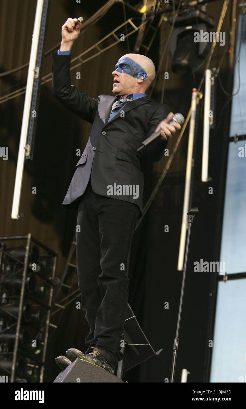 Michael Stipe del gruppo britannico Indie REM si esibisce sul palco alla seconda fiera di Londra di quest'anno, ad Hyde Park il 16 luglio 2005 a Londra. Foto Stock